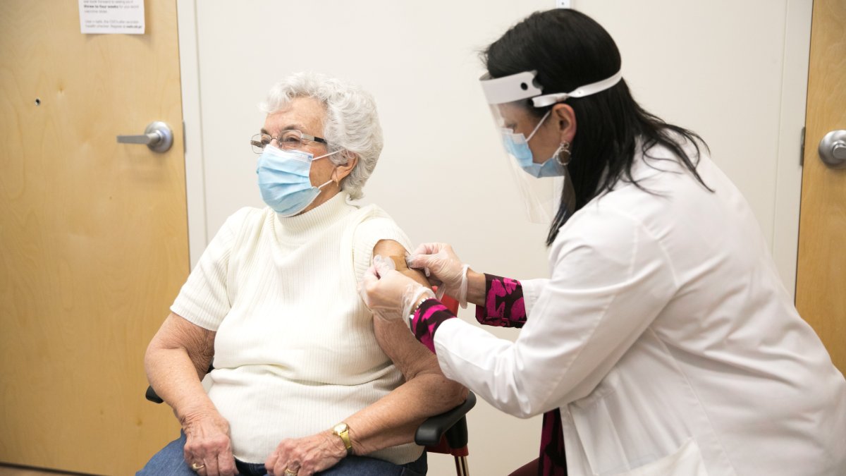 CVS to Offer COVID Vaccine at 3 More Locations in Illinois – NBC Chicago