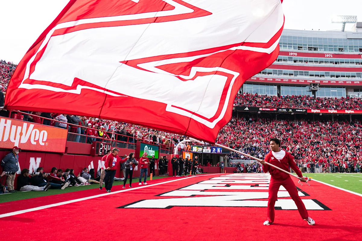 Nebraska schedules visit with Illinois edge rusher later this month – Yahoo Sports