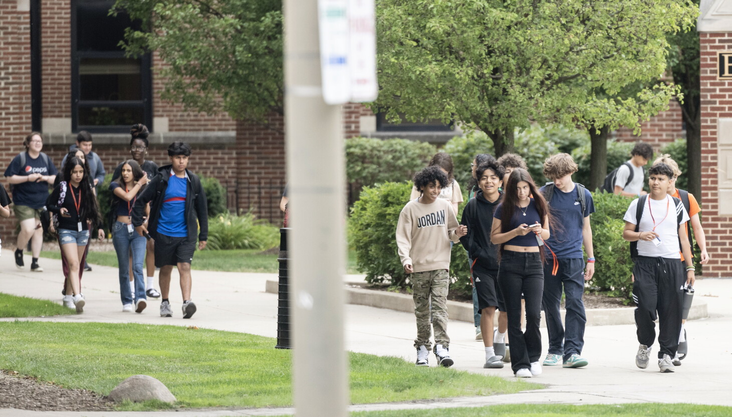 What you need to know about Illinois’ new cellphone ban in schools – WBEZ Chicago