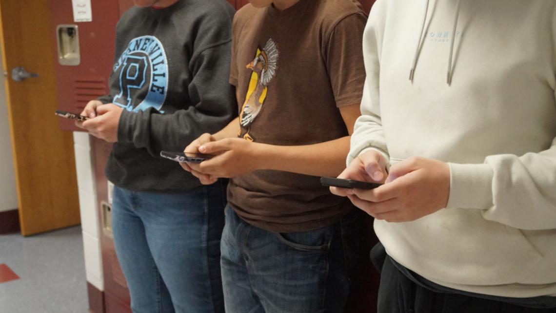 Cell-phone ban, loosening foreign language requirements among education bills to pass Illinois General Assembly – WQAD