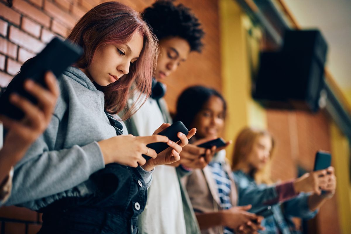 Illinois passes school cellphone ban: What you need to know – Chicago Parent